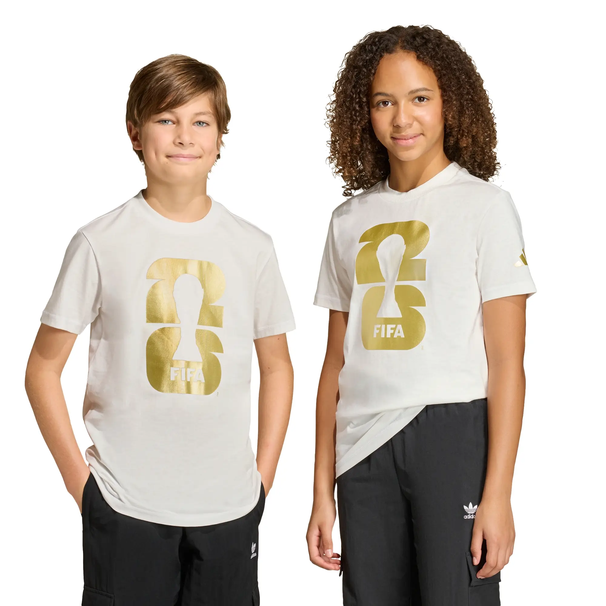 Playera Copa Mundial FIFA 26™ Emblema Oficial adidas Futbol Unisex KB3706
