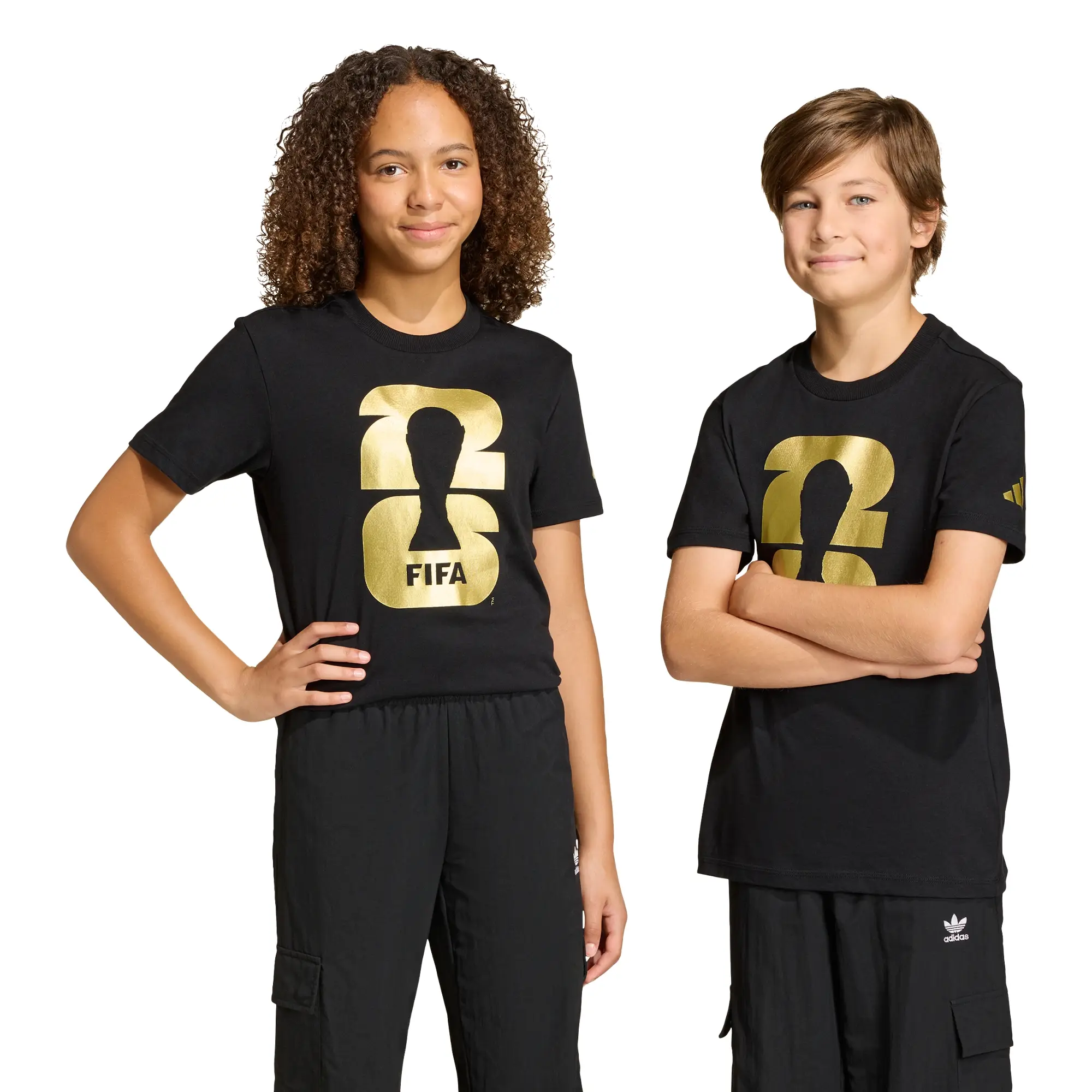 Playera Copa Mundial FIFA 26™ Emblema Oficial adidas Futbol Unisex KB3707