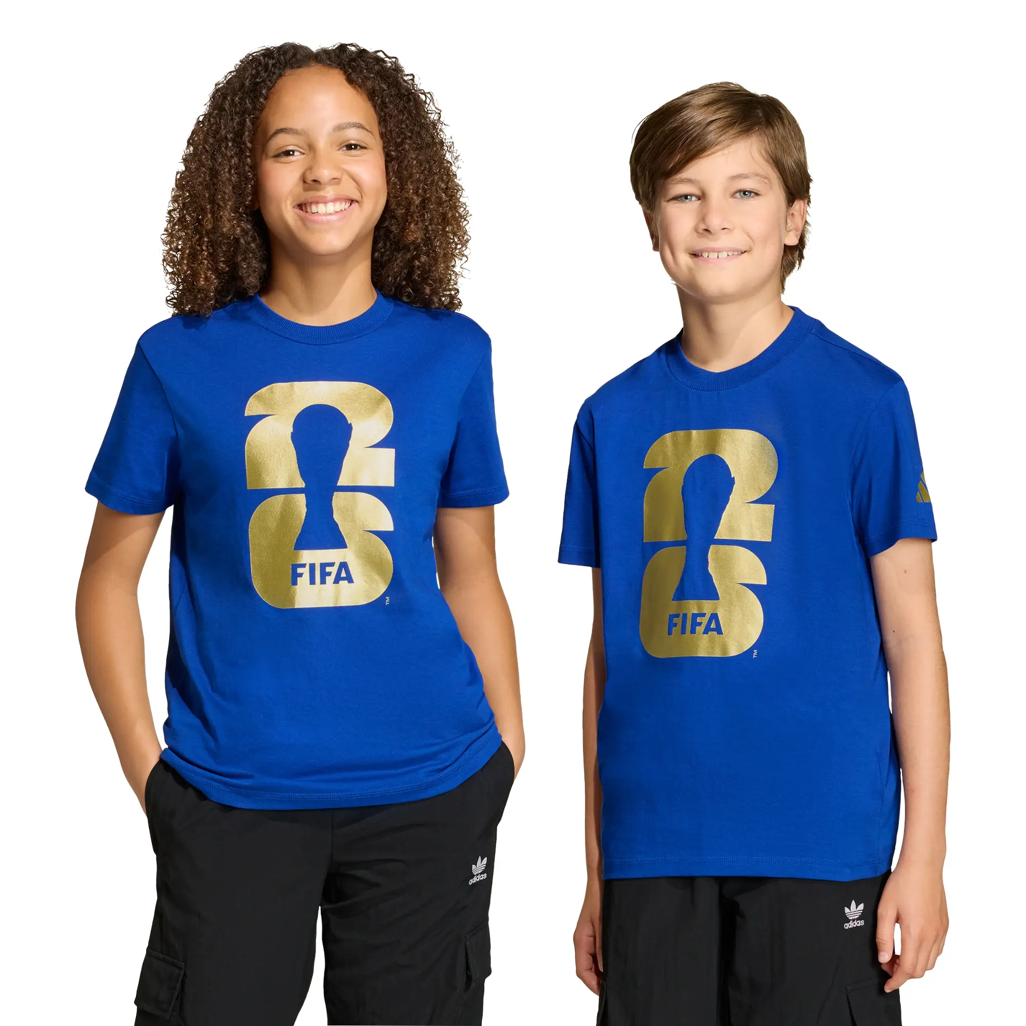 Playera Copa Mundial FIFA 26™ Emblema Oficial adidas Futbol Unisex KB3708
